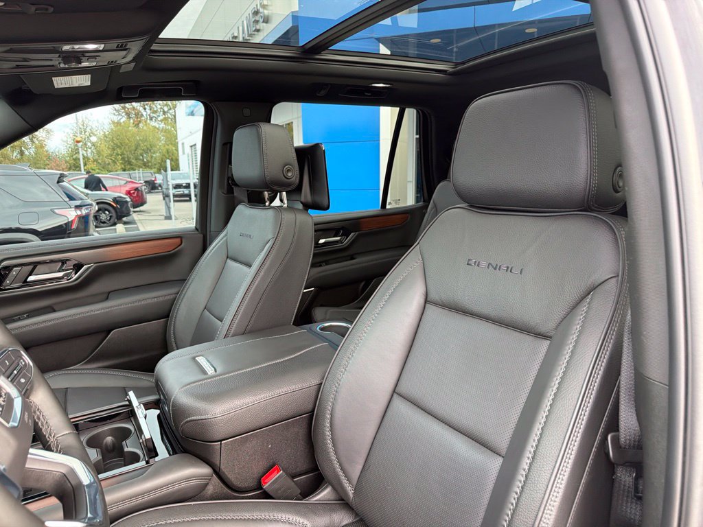 Used 2025 GMC Yukon Denali w/ Denali Reserve Package AWD/4WD image 23