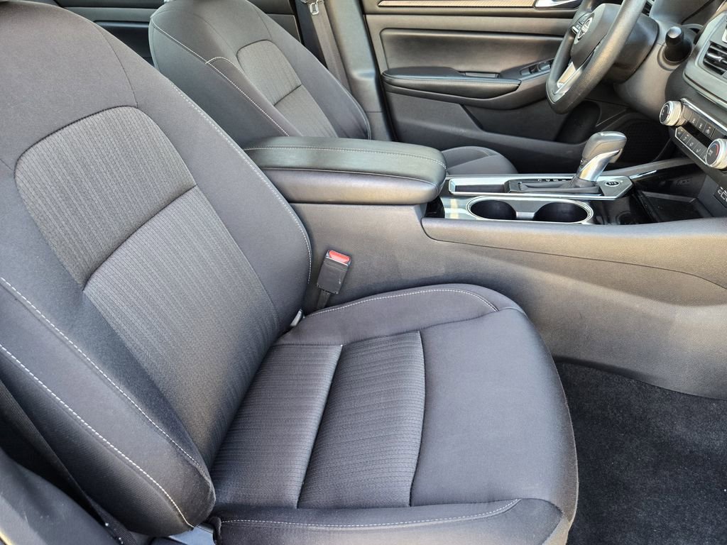 Used 2024 Nissan Altima 2.5 SV FWD image 9