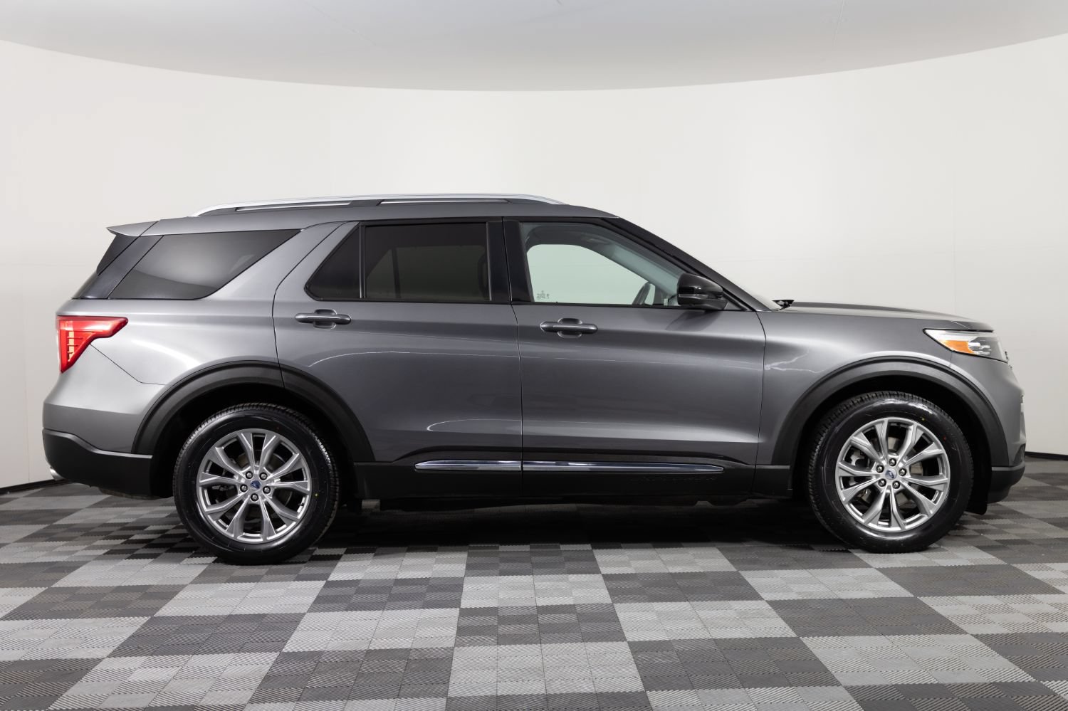 Used 2021 Ford Explorer Limited w/ Equipment Group 301A AWD/4WD image 9