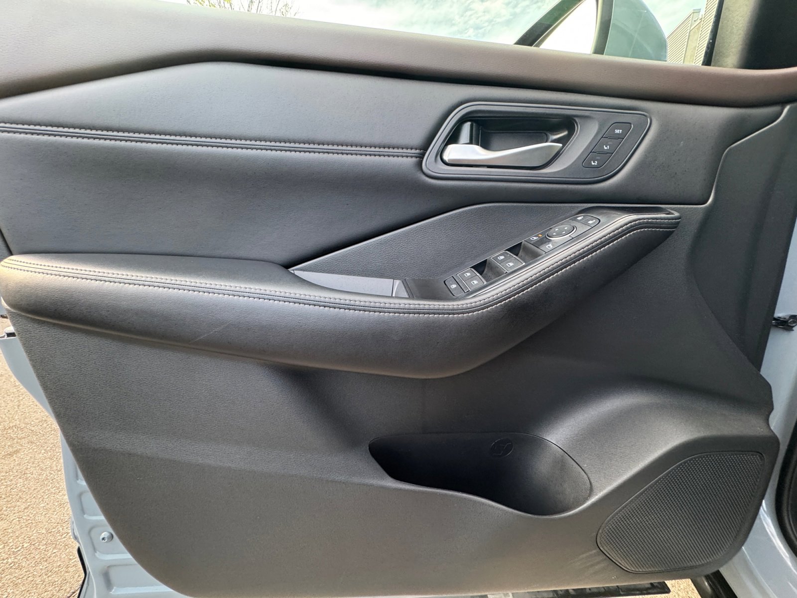 Used 2023 Nissan Rogue SL w/ SL Premium Package image 13