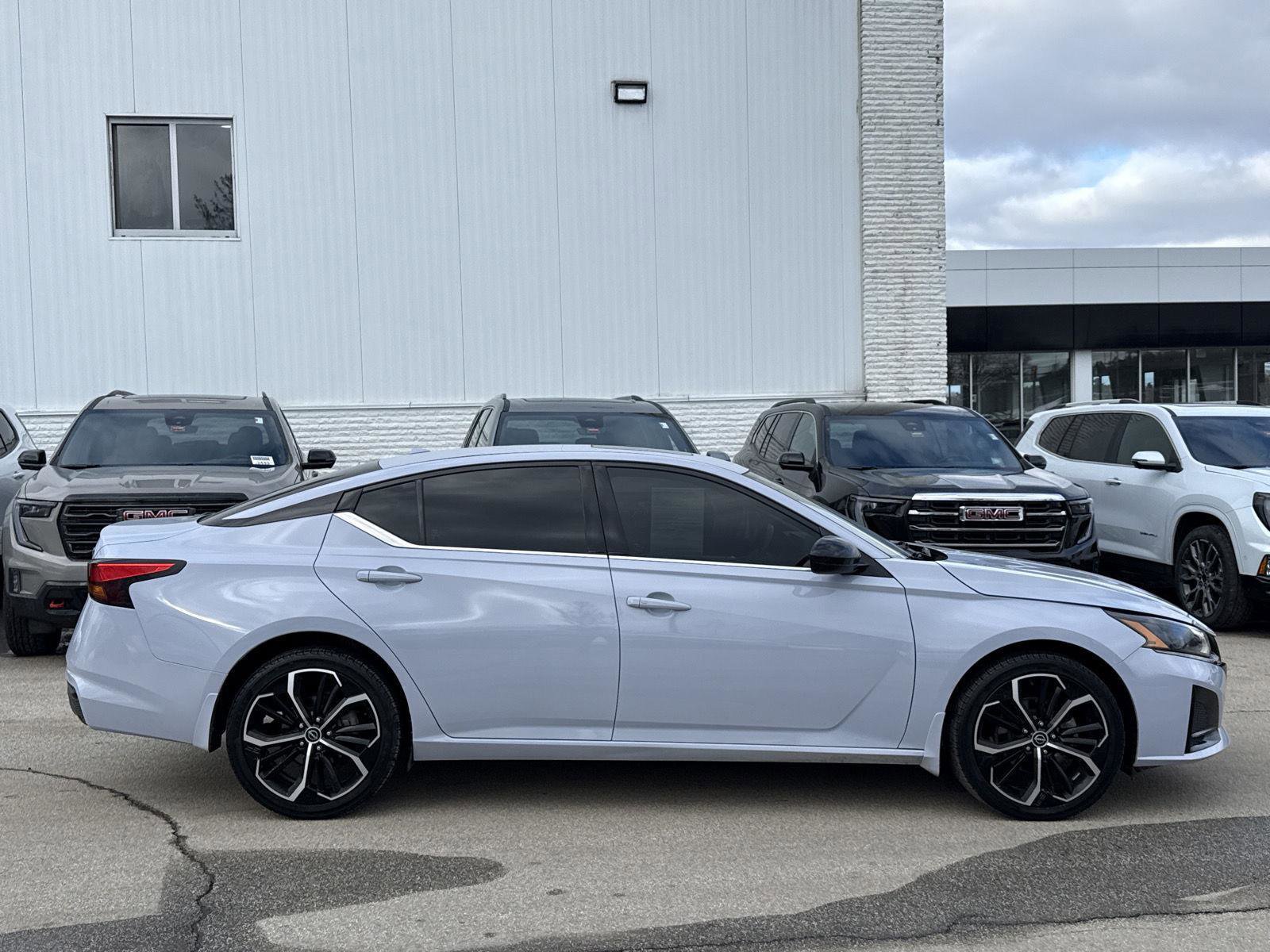 Used 2024 Nissan Altima 2.5 SR w/ SR Premium Package image 10