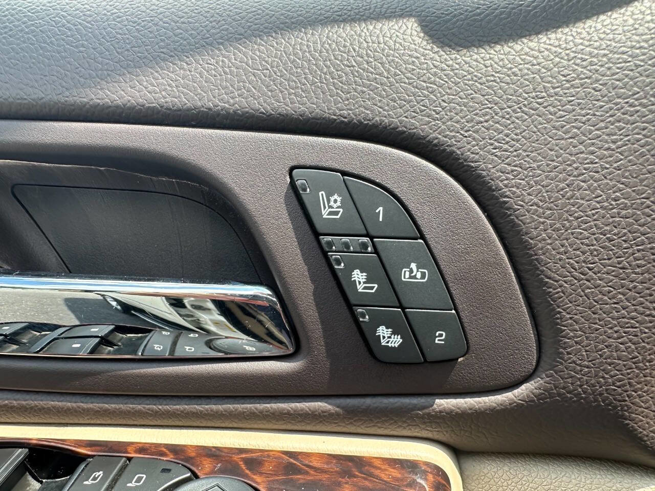 Used 2011 GMC Yukon XL Denali AWD/4WD image 17