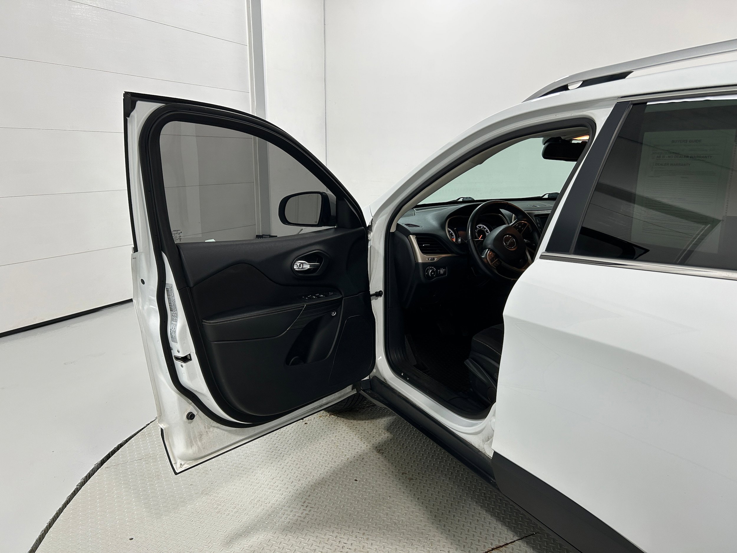 Used 2015 Jeep Cherokee Latitude w/ Cold Weather Group AWD/4WD image 23
