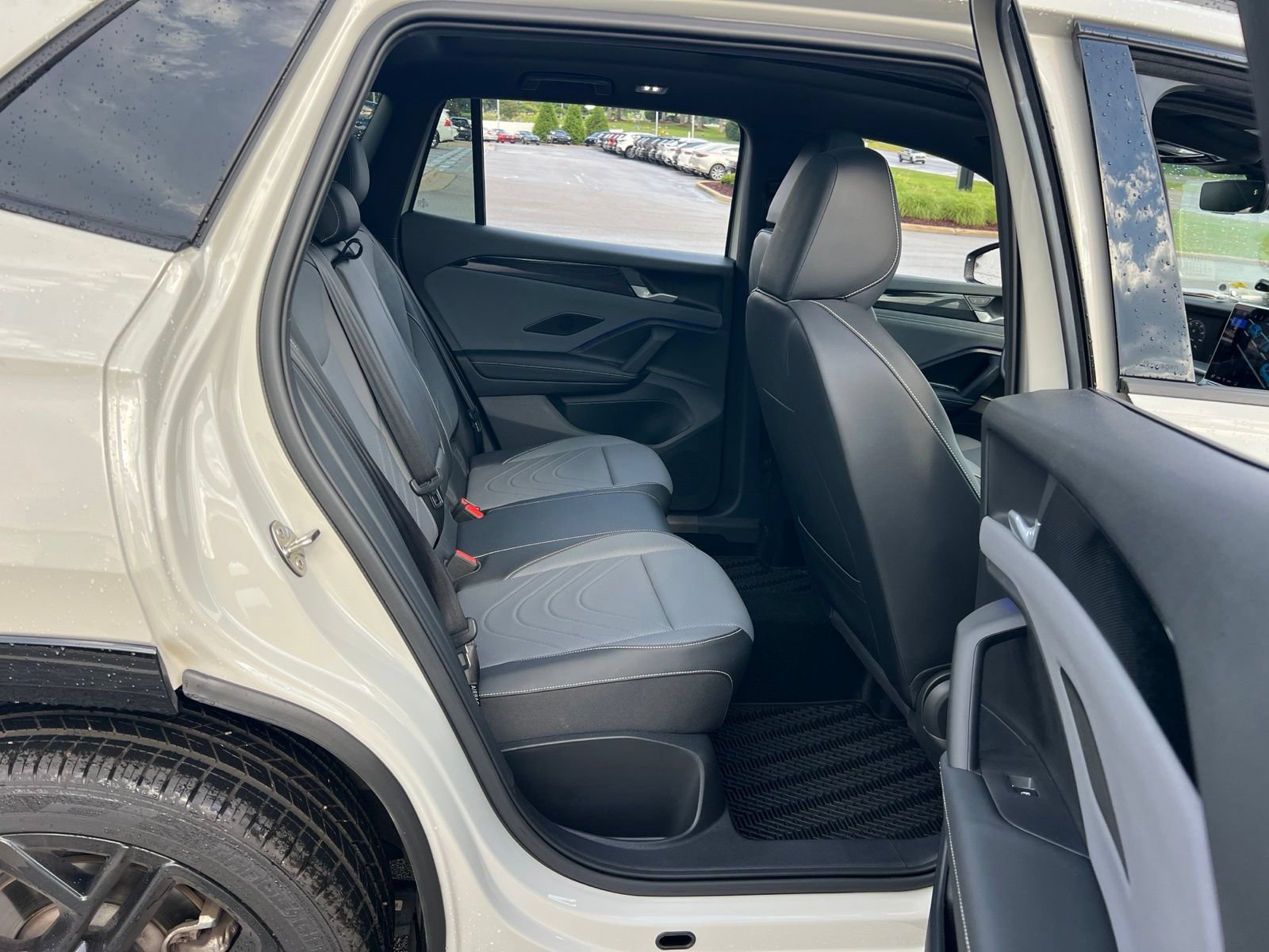 Certified 2025 Volkswagen Tiguan SE R-Line FWD image 34