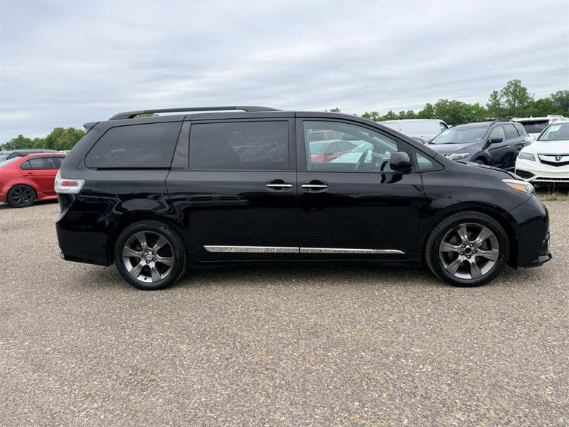 Used 2016 Toyota Sienna SE w/ SE Preferred Package FWD image 4