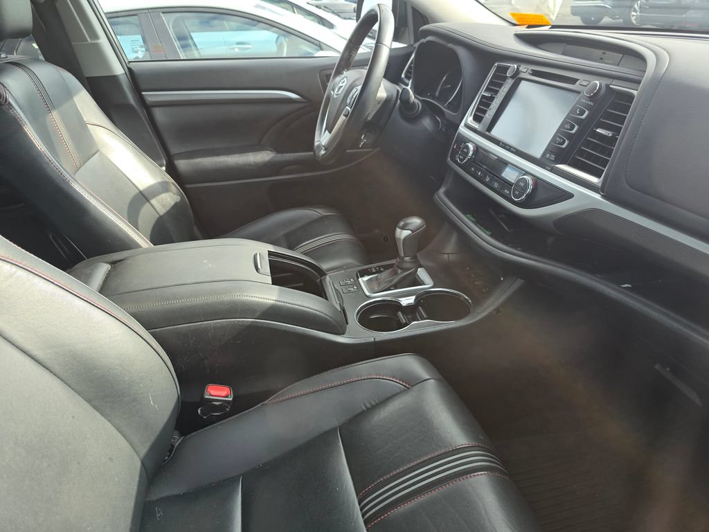Used 2019 Toyota Highlander SE AWD/4WD image 16