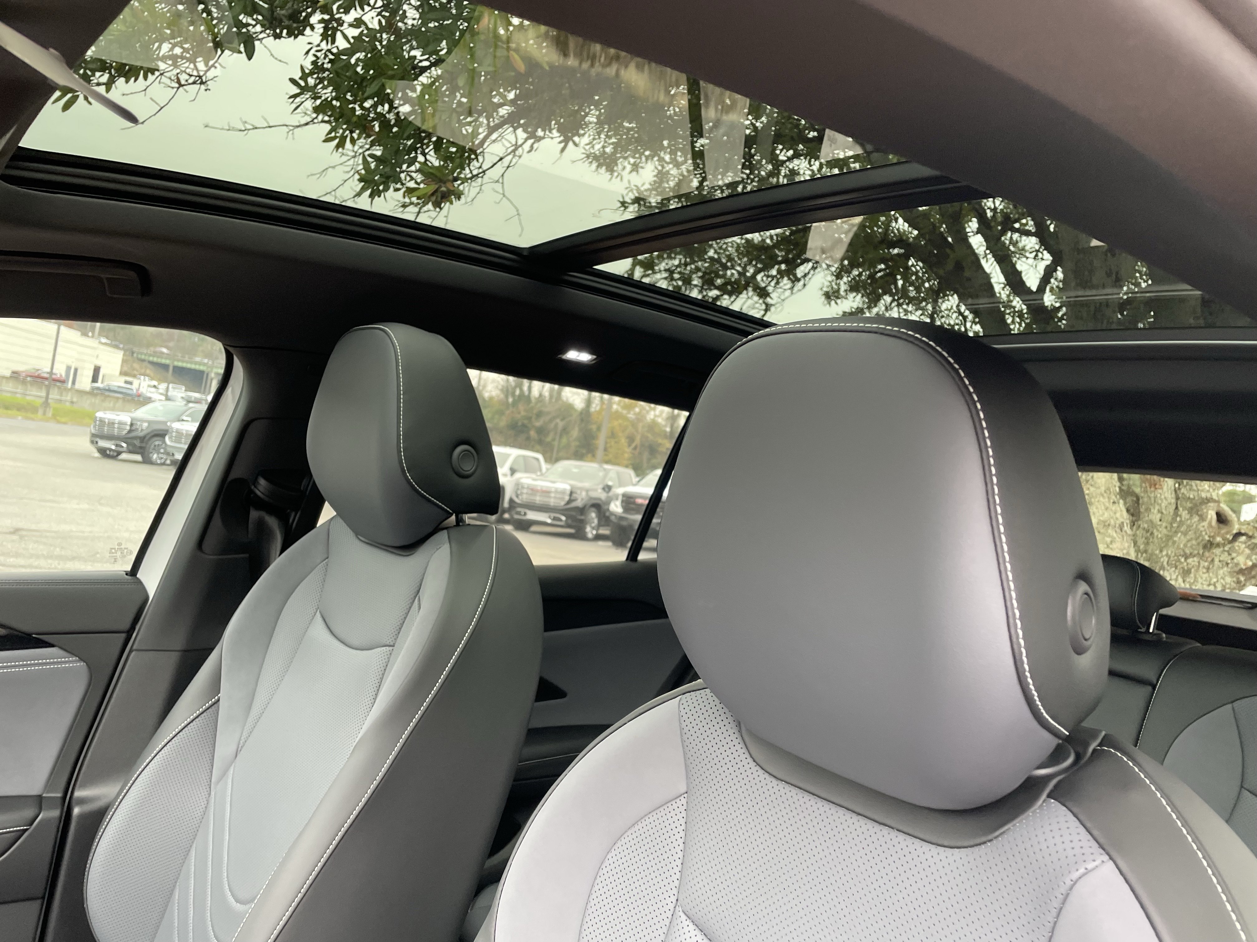 New 2026 Volkswagen Tiguan SE R-Line FWD image 16