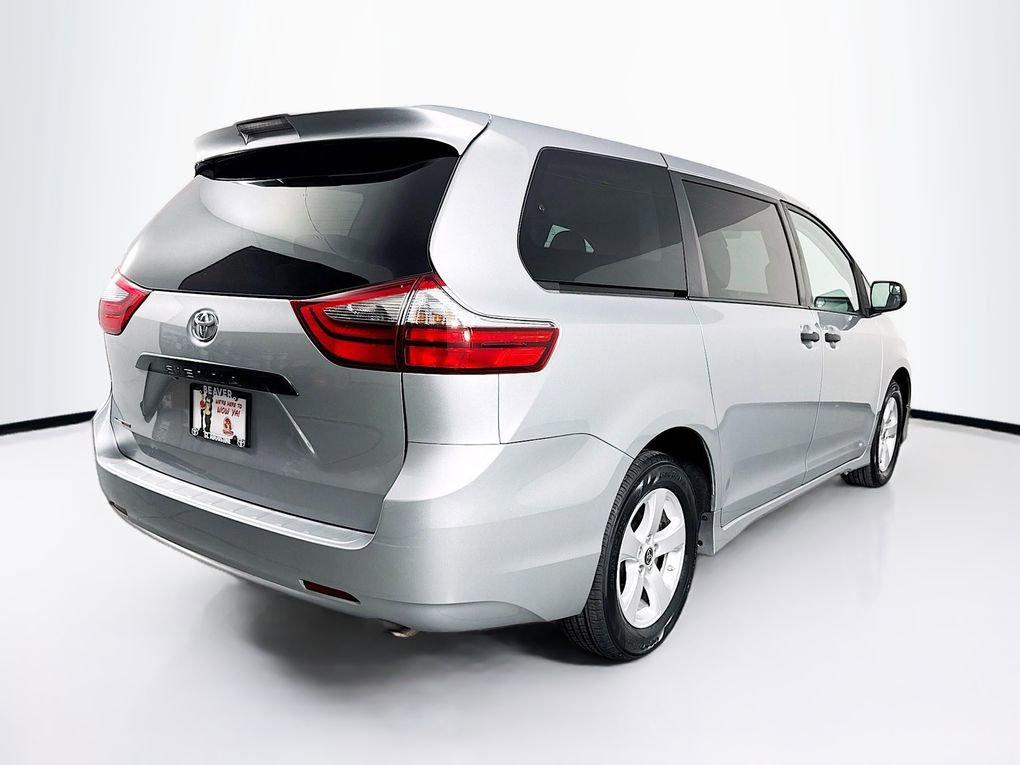 Used 2020 Toyota Sienna L image 10