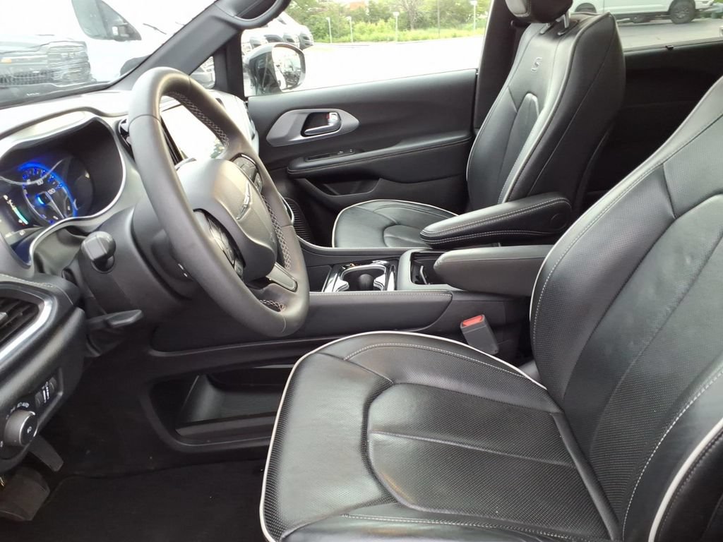 Certified 2025 Chrysler Pacifica Limited FWD image 9