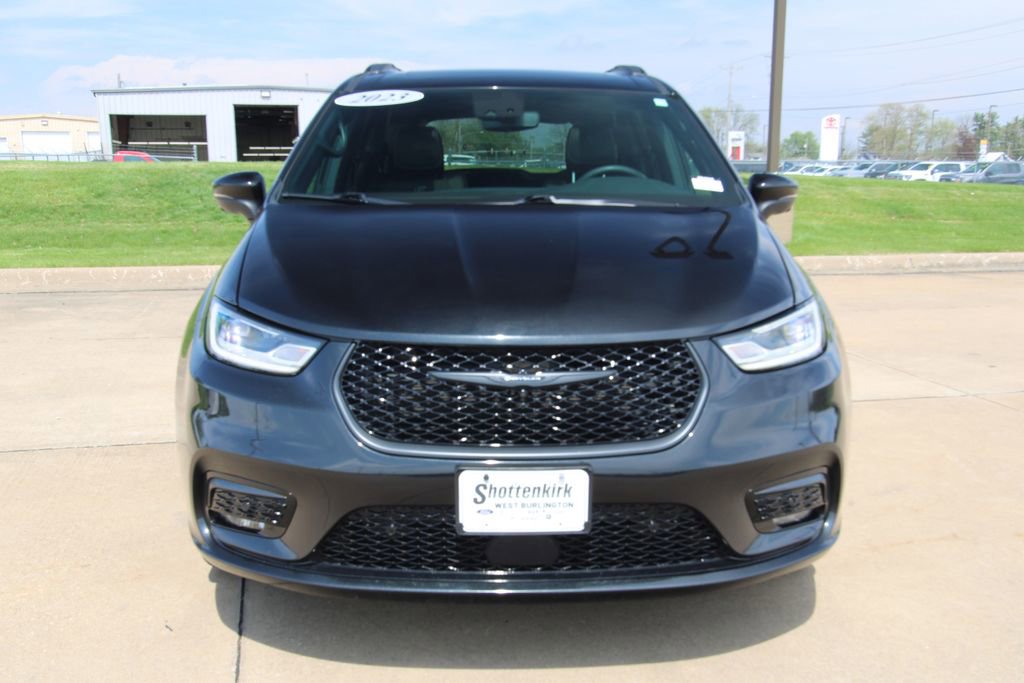 Used 2023 Chrysler Pacifica Touring-L w/ S Appearance Package image 2