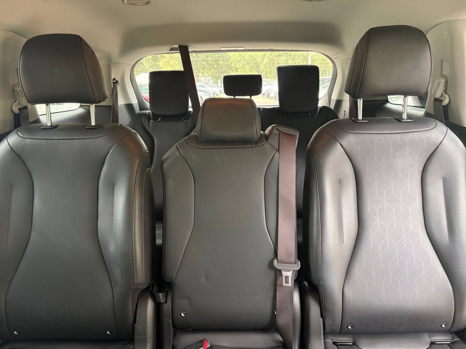 Used 2026 Kia Carnival FWD image 40