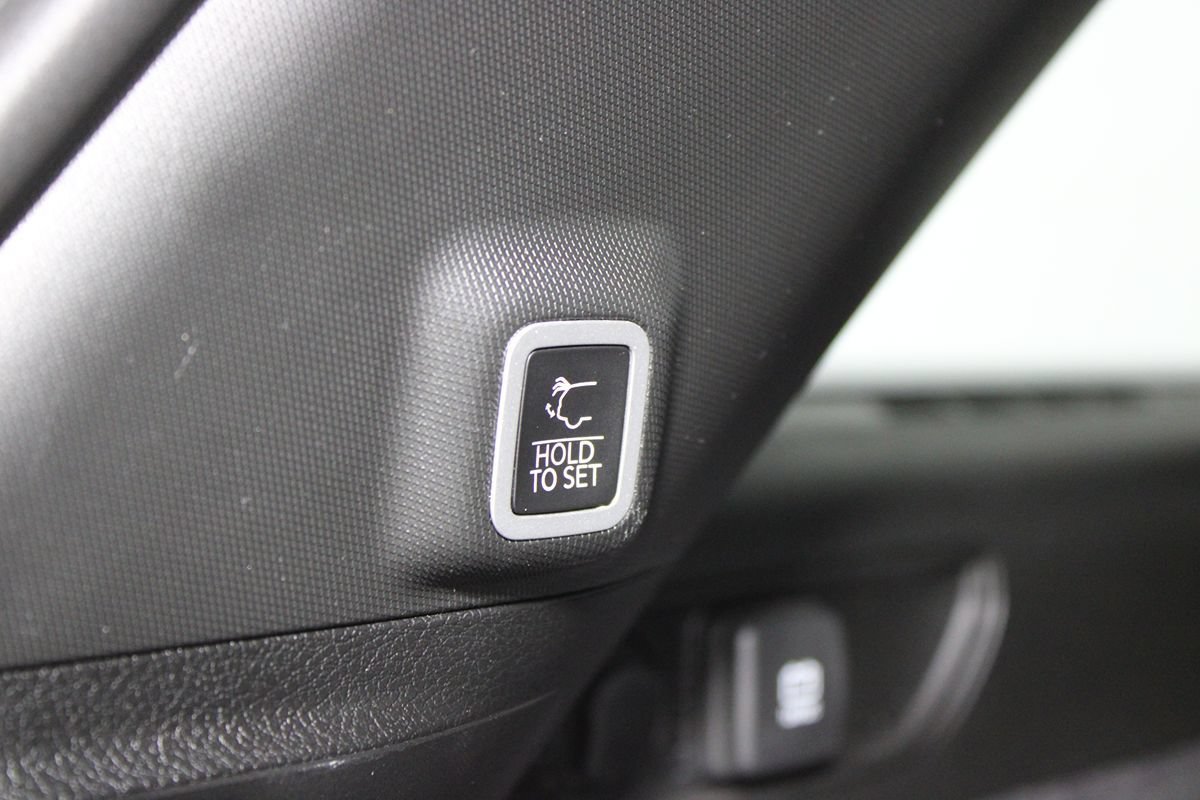 Used 2022 Jeep Grand Cherokee Overland w/ Luxury Tech Group IV AWD/4WD image 35