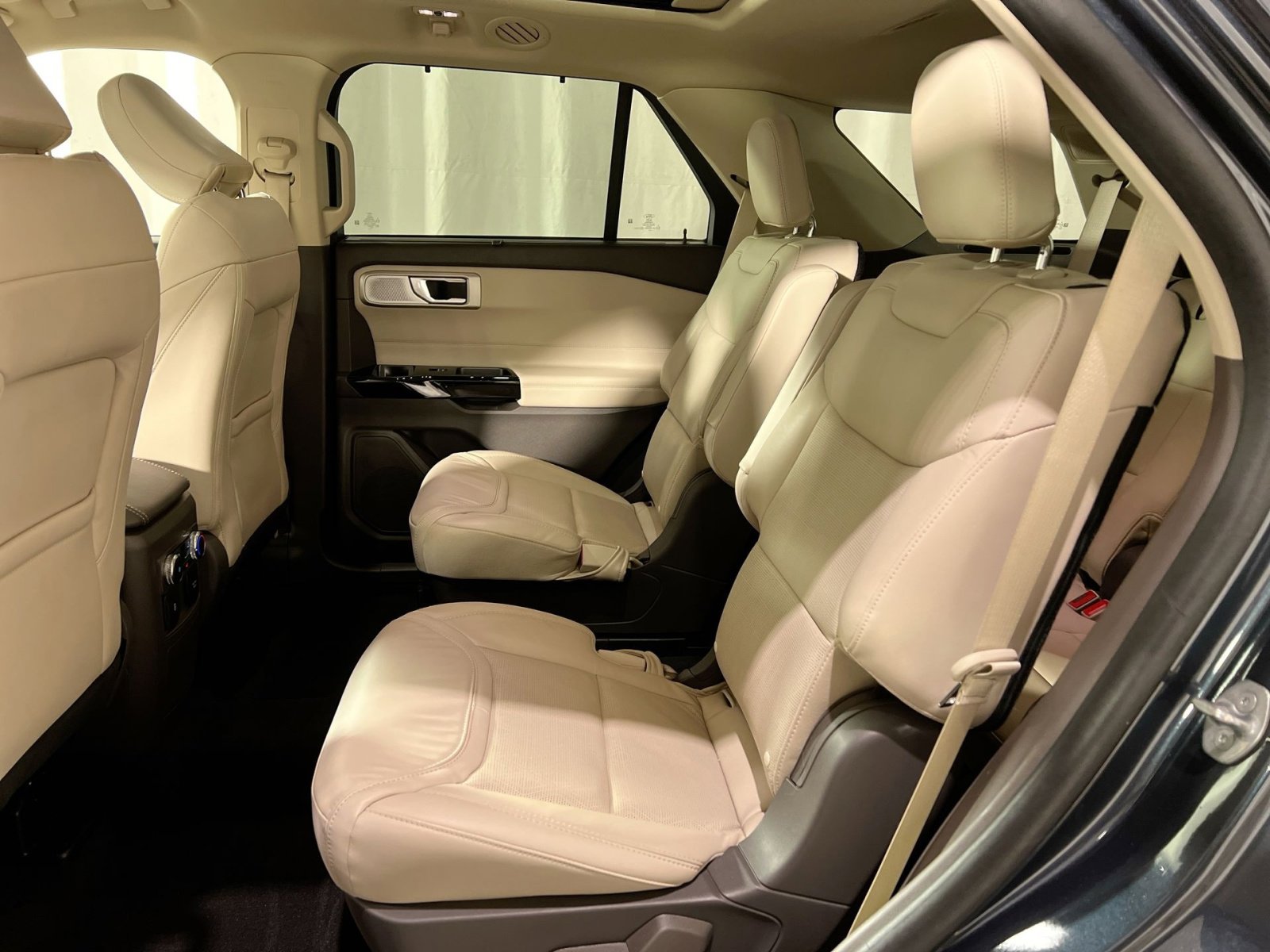 Used 2023 Ford Explorer Platinum w/ Technology Package image 26