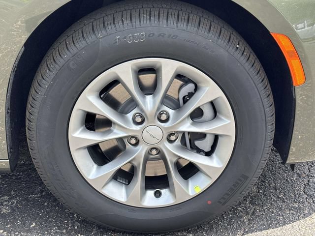 New 2027 Chrysler Pacifica Select w/ Family Tech Group AWD/4WD image 32