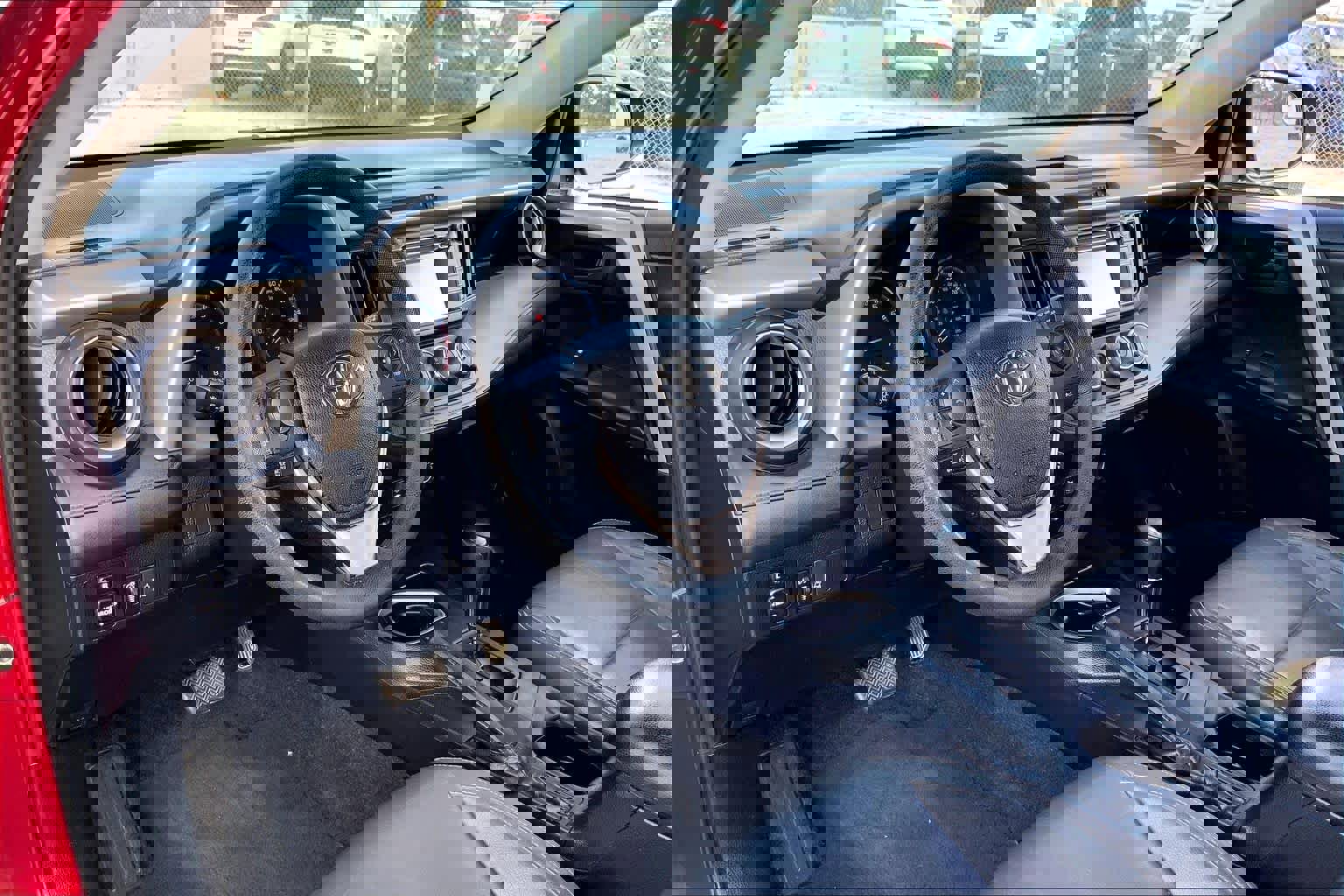 Used 2018 Toyota RAV4 LE image 16