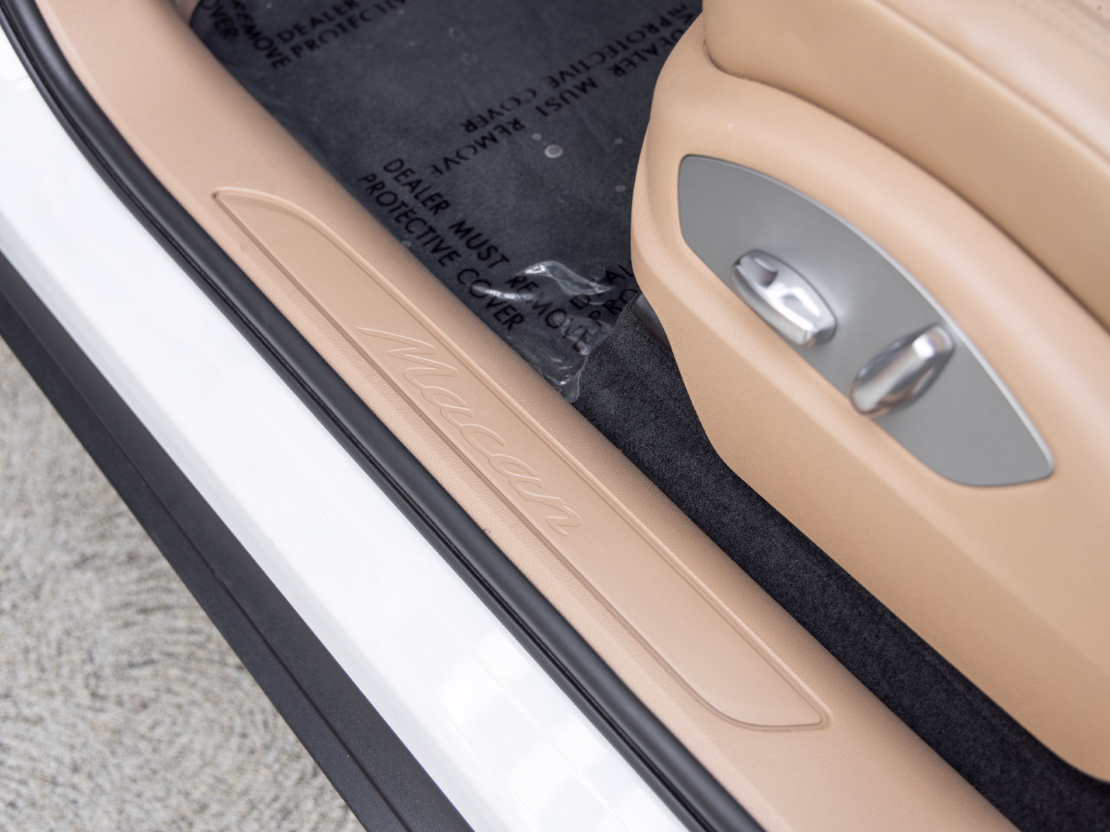 Certified 2021 Porsche Macan AWD/4WD image 28