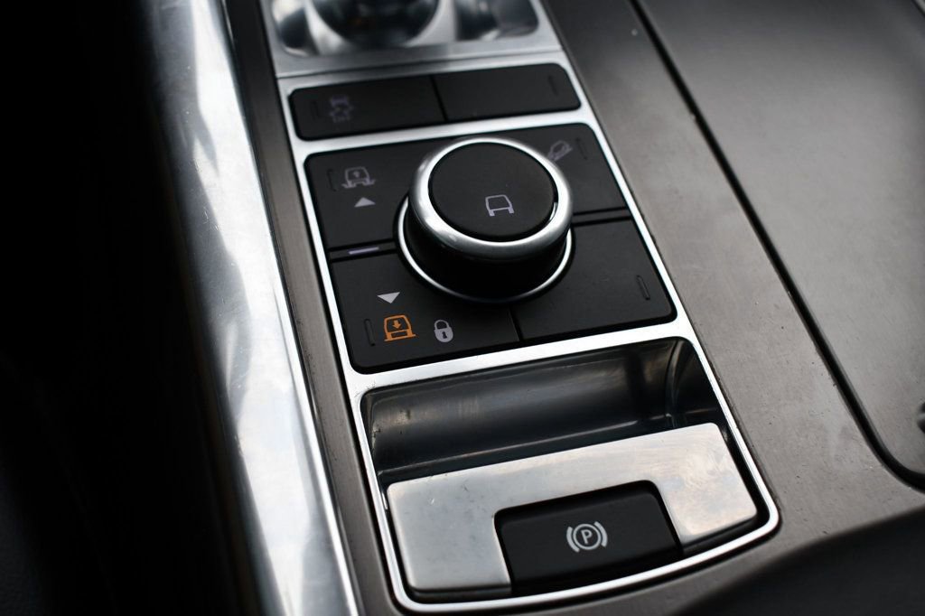 Used 2020 Land Rover Range Rover Sport SE image 38
