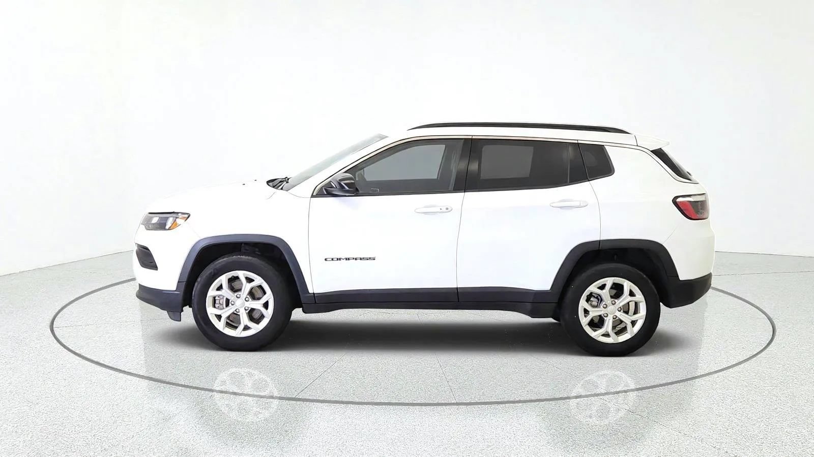 Used 2024 Jeep Compass Latitude AWD/4WD image 5