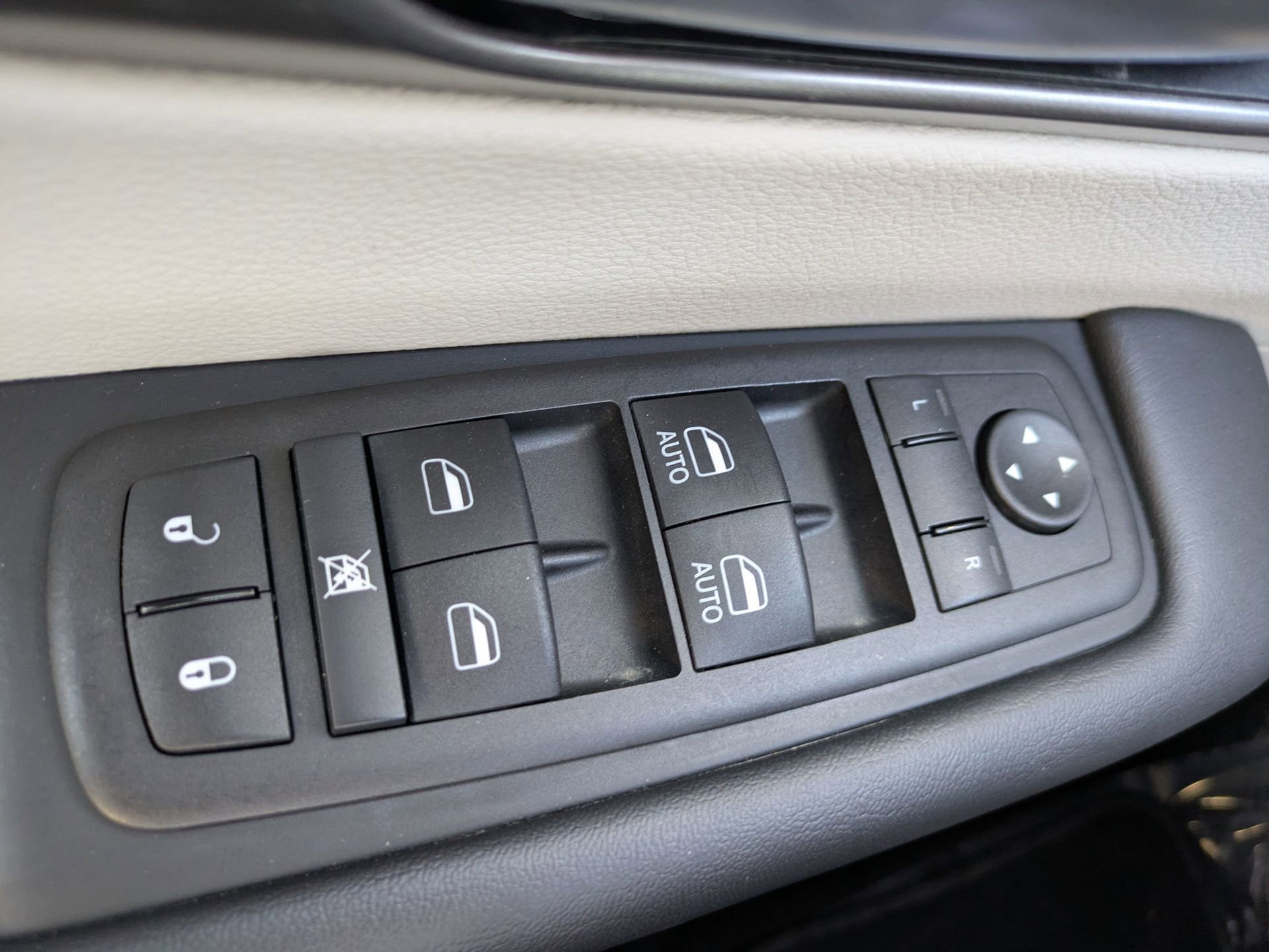 Used 2024 Chrysler Pacifica Touring-L image 27