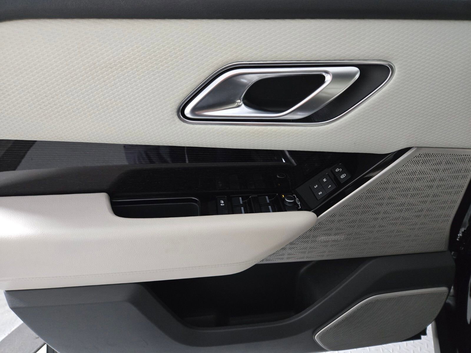 Used 2019 Land Rover Range Rover Velar R-Dynamic SE AWD/4WD image 21