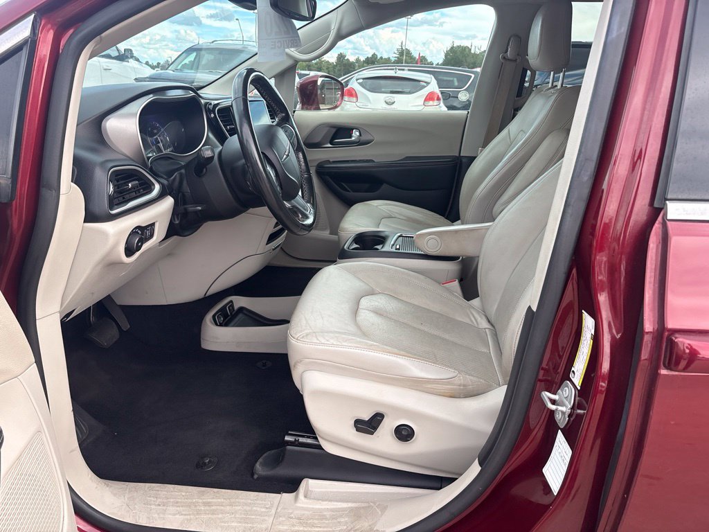 Used 2021 Chrysler Pacifica Touring-L FWD image 9
