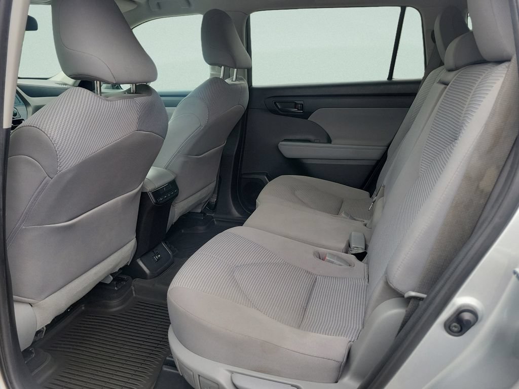 Used 2020 Toyota Highlander LE AWD/4WD image 12