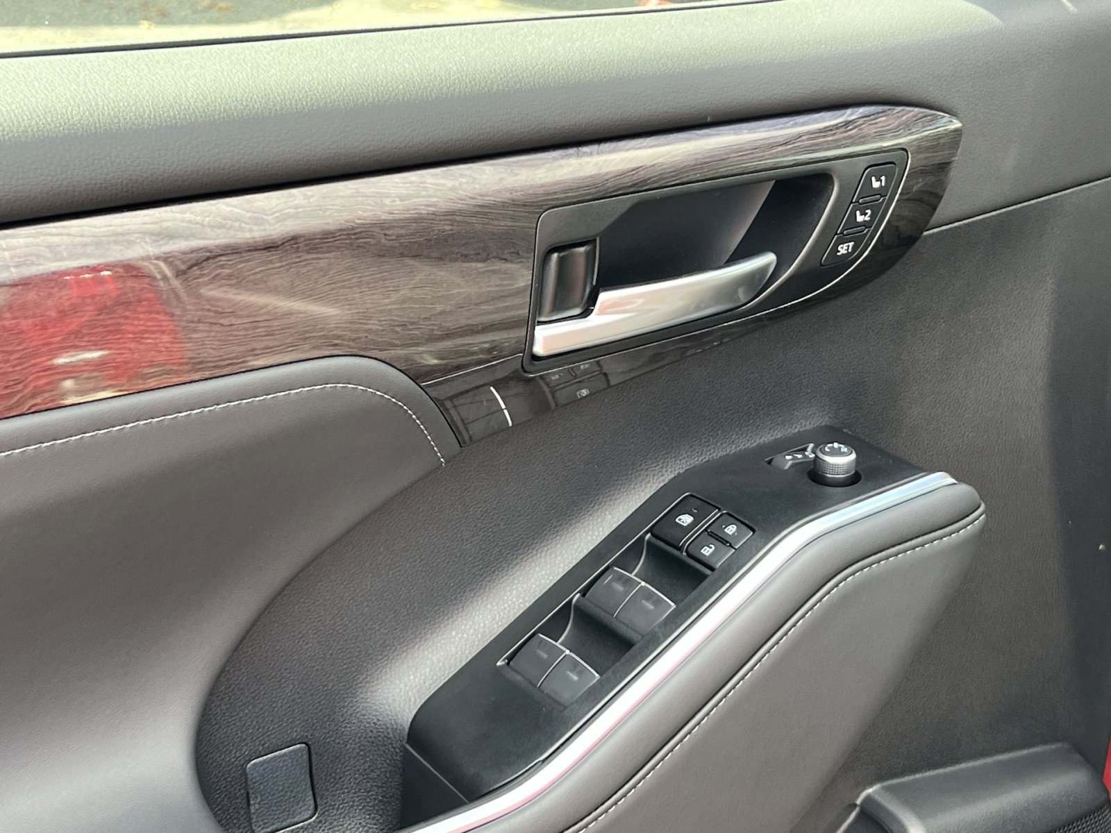 New 2025 Toyota Highlander Platinum image 10