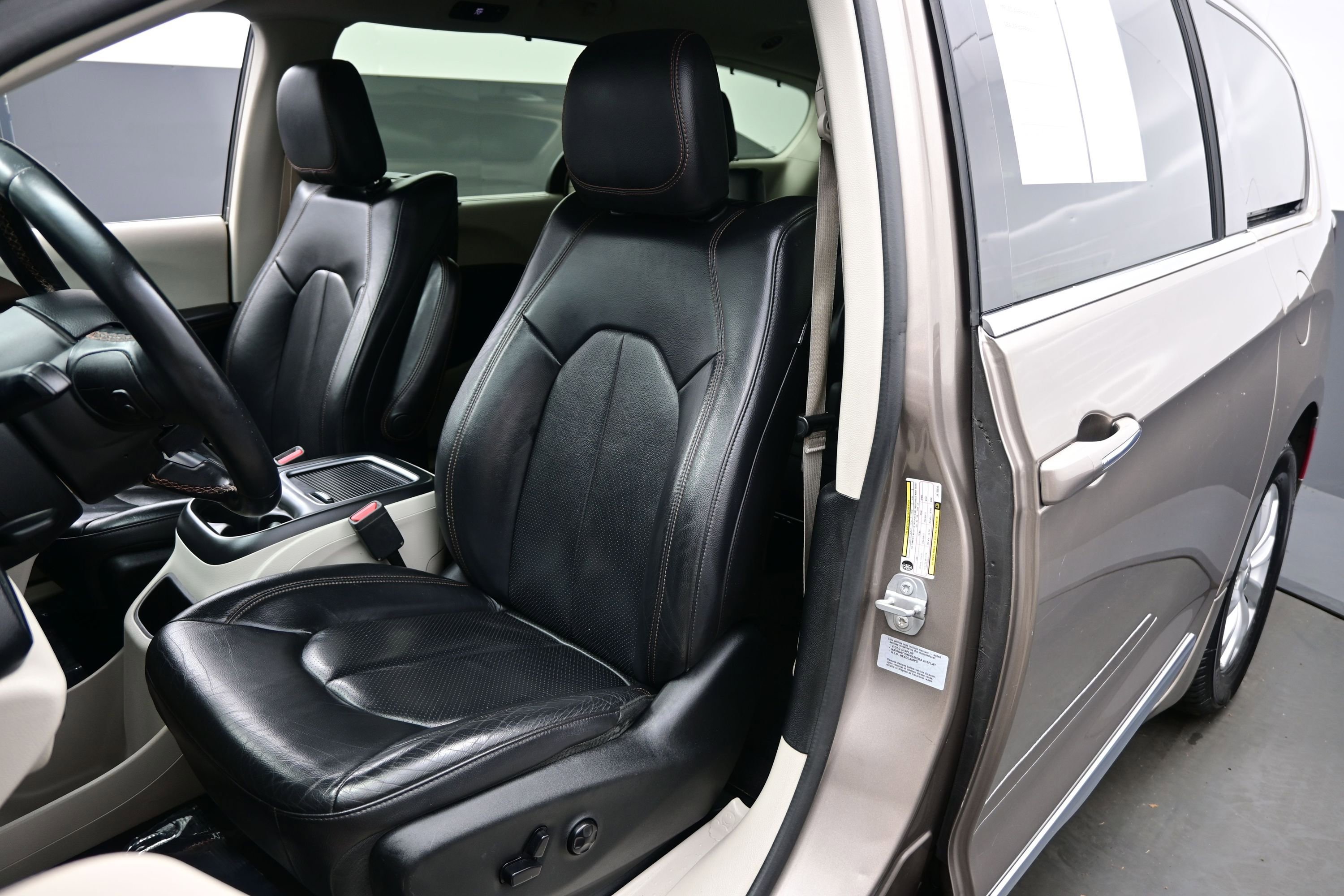 Used 2018 Chrysler Pacifica Touring-L Plus w/ Advanced Safetytec Group FWD image 11