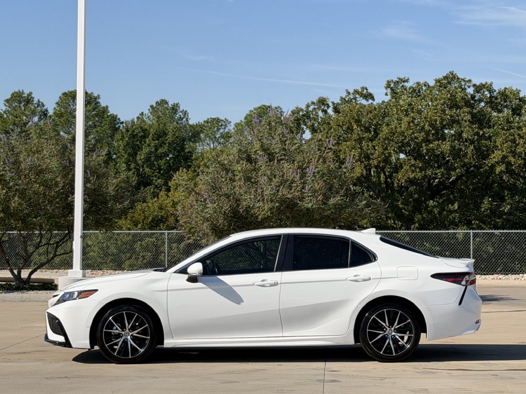Used 2024 Toyota Camry SE FWD image 3