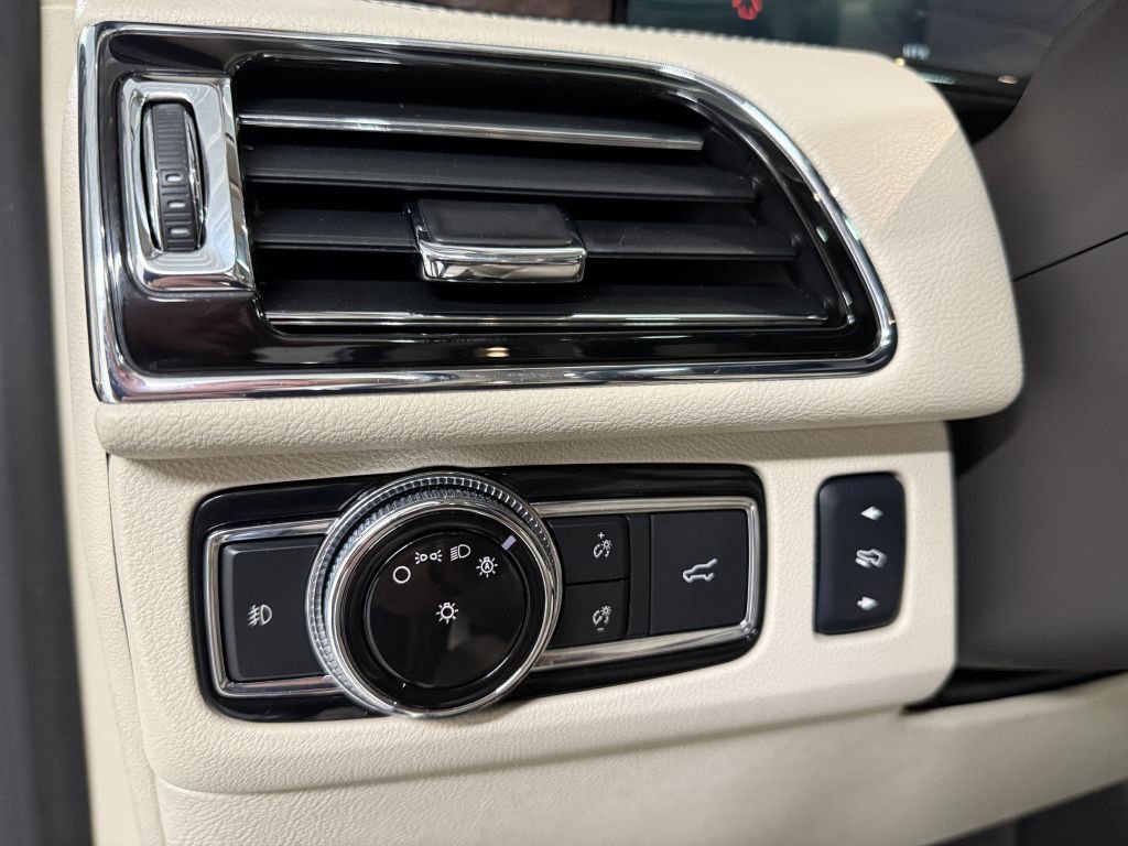 Used 2018 Lincoln Navigator L Reserve w/ Technology Package image 11