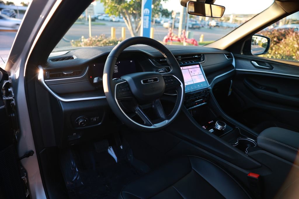 New 2025 Jeep Grand Cherokee Limited w/ Black Appearance Package image 10