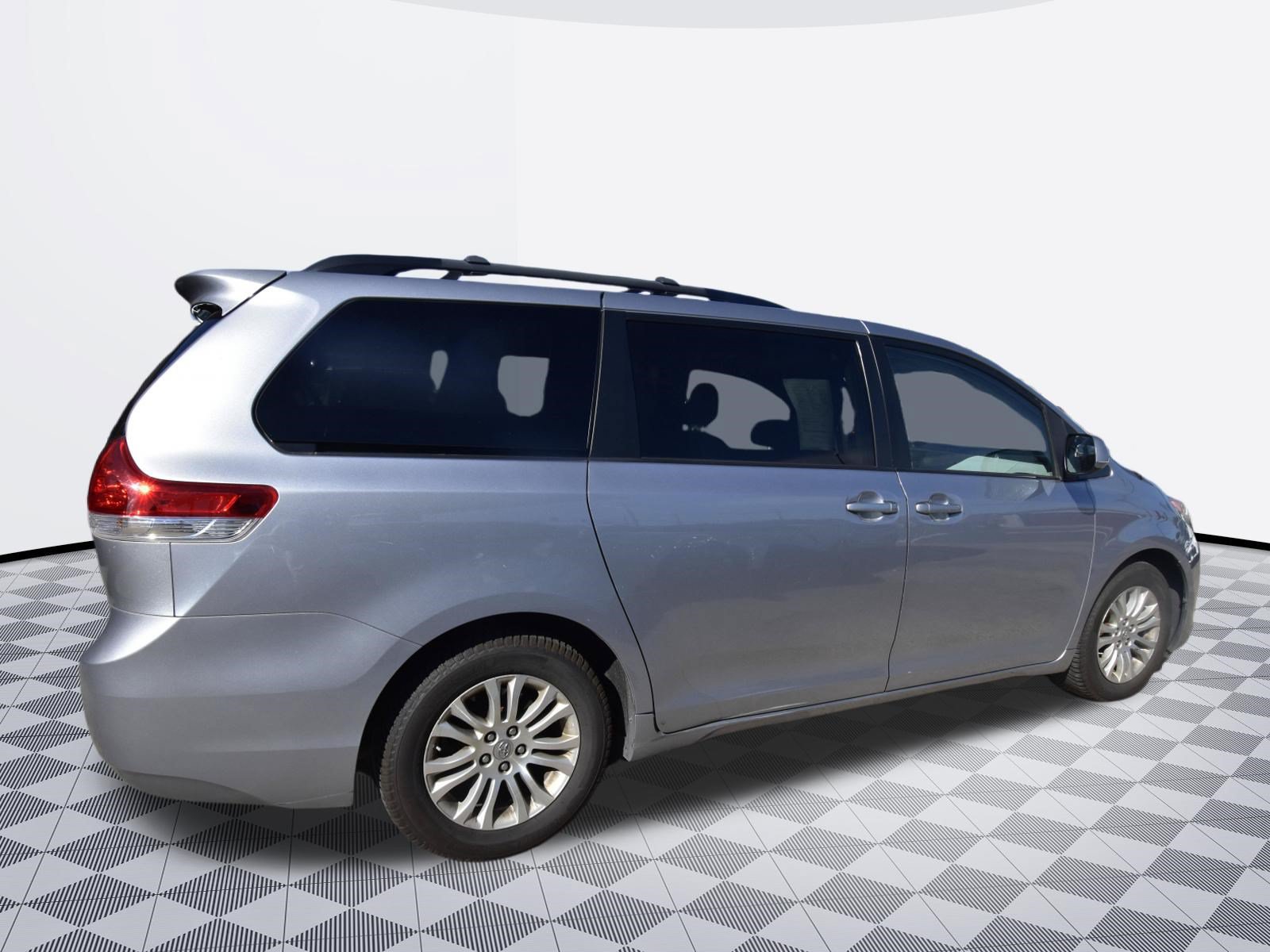 Used 2013 Toyota Sienna XLE FWD image 7