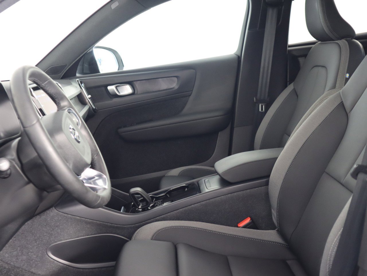 Used 2024 Volvo C40 Recharge Core image 16