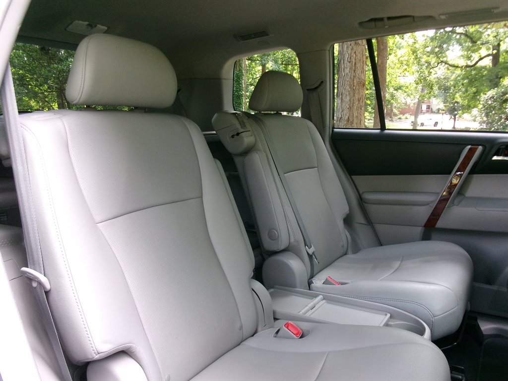 Used 2012 Toyota Highlander Limited w/ Tow Pkg FWD image 24