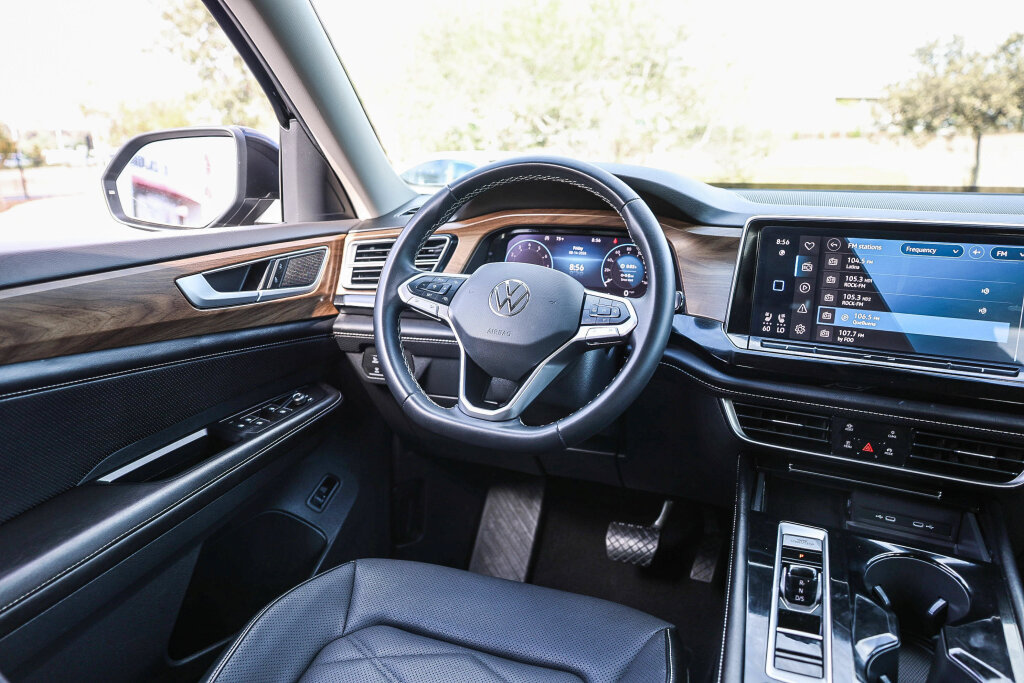 Used 2024 Volkswagen Atlas SE FWD image 4