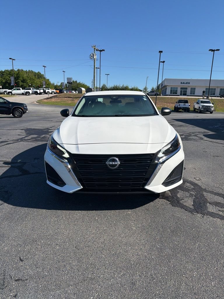 Used 2025 Nissan Altima 2.5 SV FWD image 3