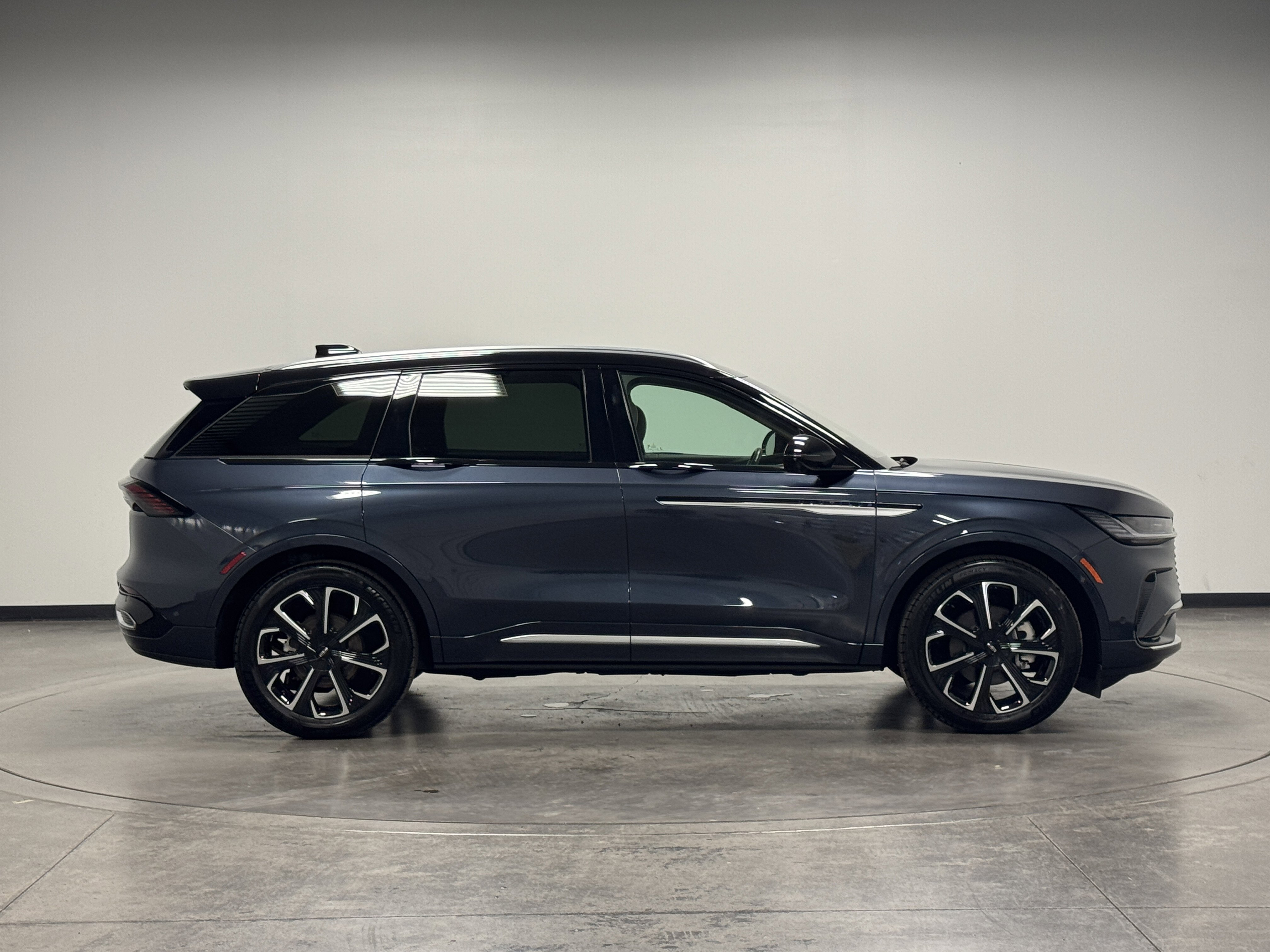 Used 2024 Lincoln Nautilus Reserve image 9