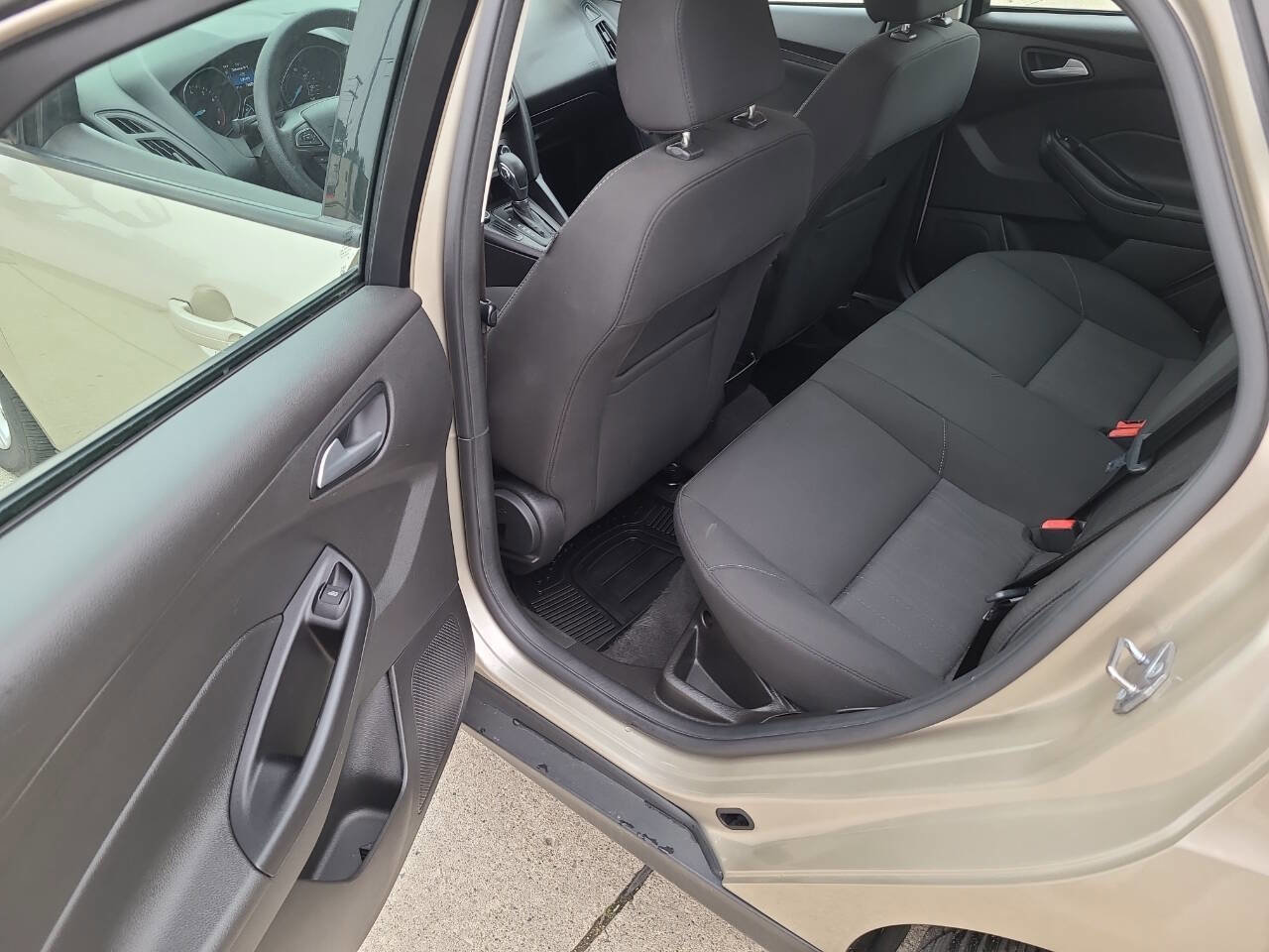 Used 2017 Ford Focus SE image 25