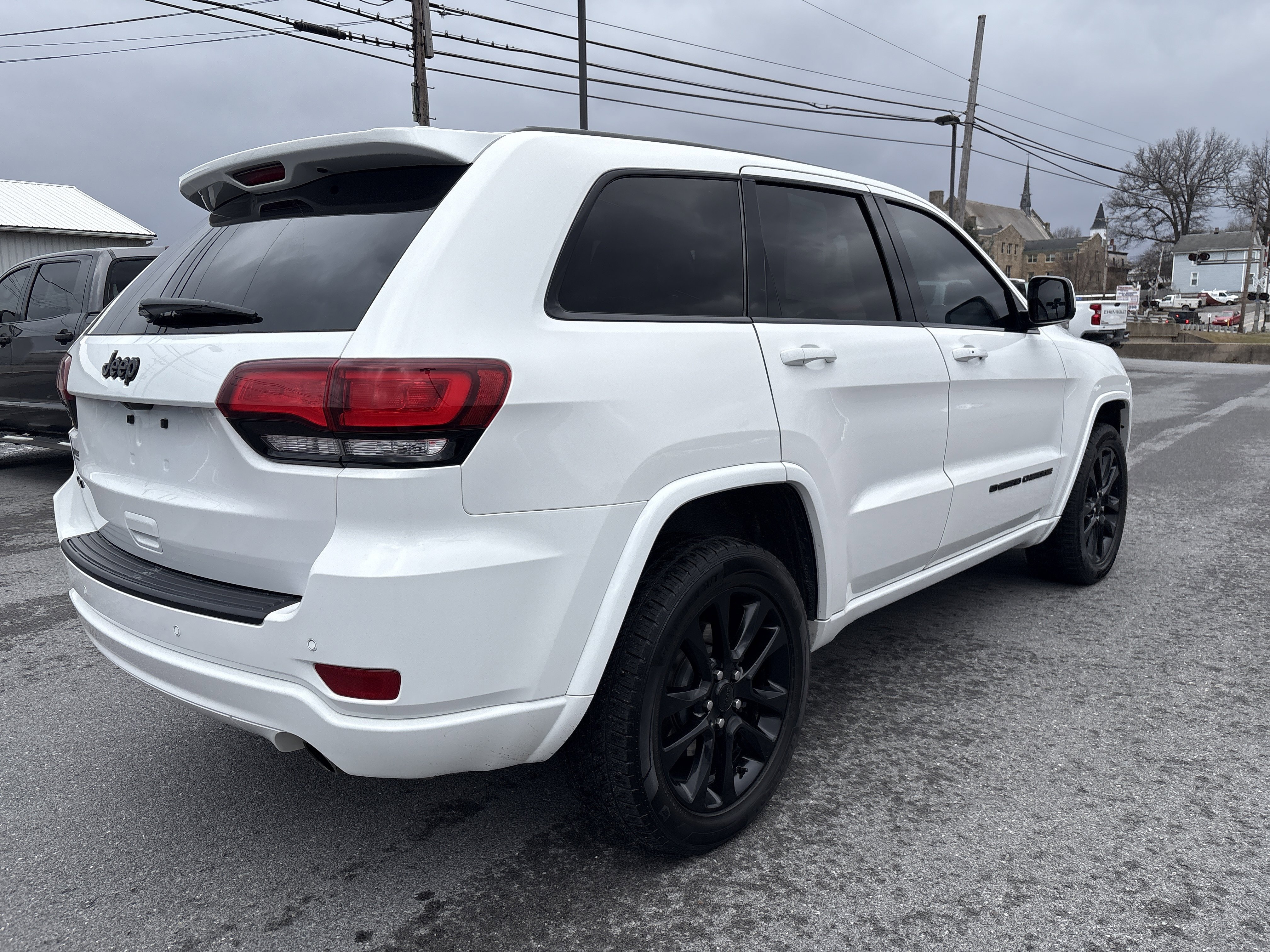 Used 2022 Jeep Grand Cherokee Laredo X image 3