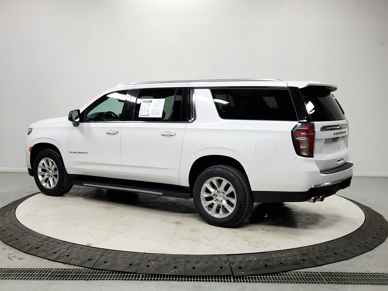 Used 2023 Chevrolet Suburban Premier image 5