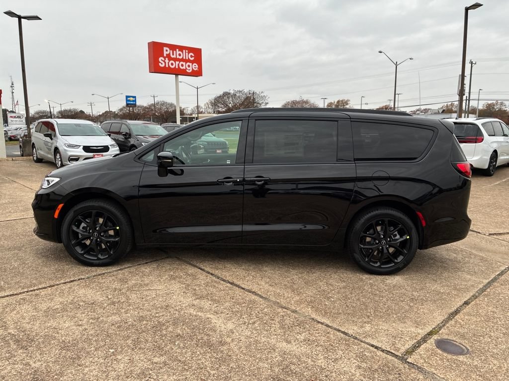 New 2026 Chrysler Pacifica Select AWD/4WD image 2