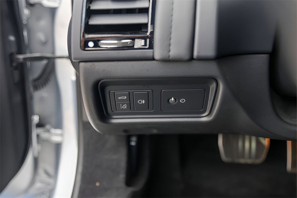 Used 2023 Jaguar F-TYPE R image 15