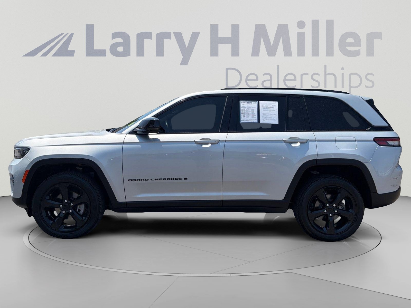 Used 2022 Jeep Grand Cherokee Altitude AWD/4WD image 2