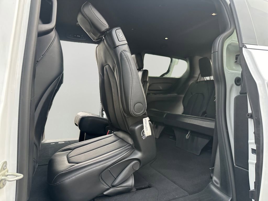 Used 2025 Chrysler Pacifica Select FWD image 24