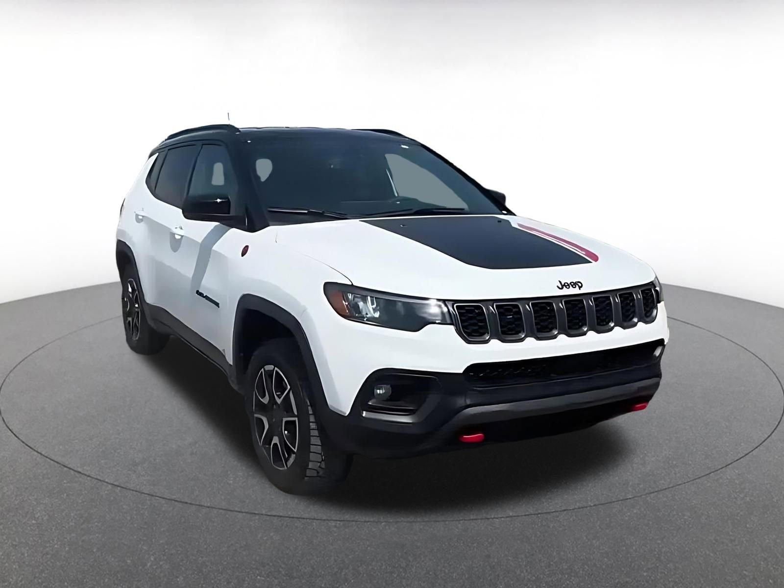 Used 2025 Jeep Compass Trailhawk AWD/4WD image 3