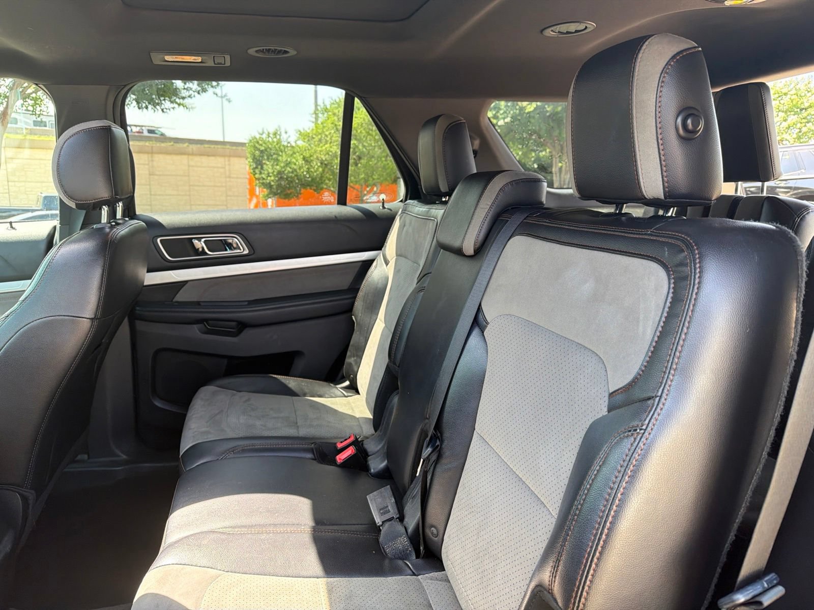 Used 2017 Ford Explorer XLT w/ Equipment Group 202A FWD image 11
