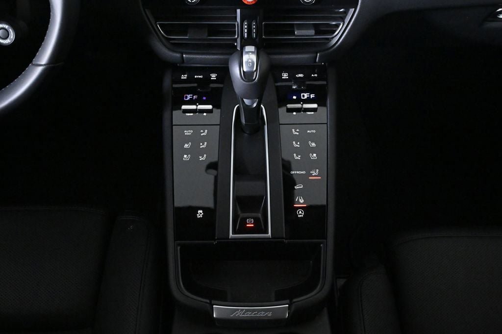 Certified 2026 Porsche Macan AWD/4WD image 16