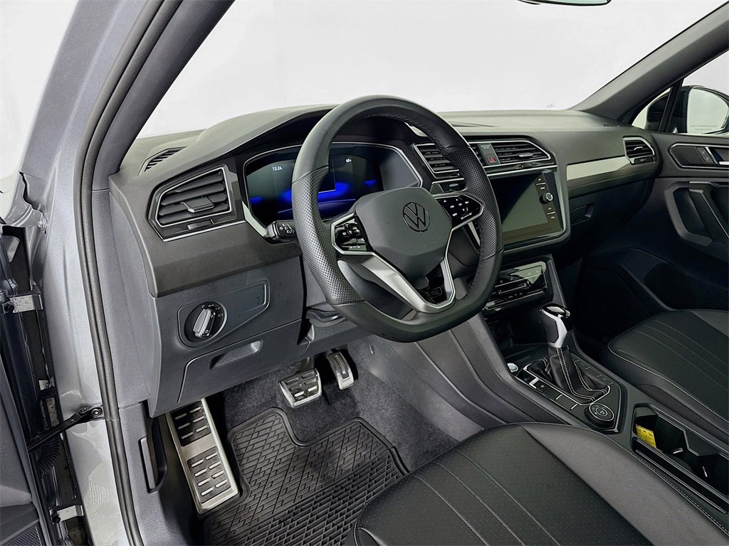 Used 2024 Volkswagen Tiguan SE R-Line image 4