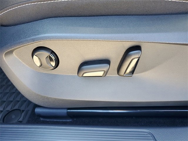 Certified 2025 Volkswagen Taos SE image 22