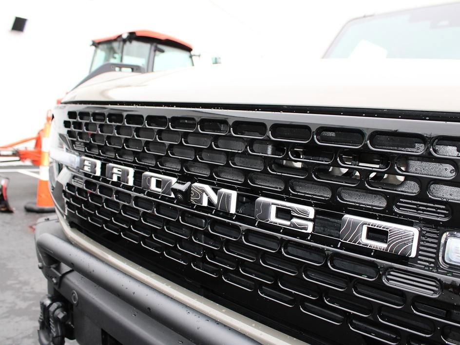 Used 2025 Ford Bronco Badlands image 9